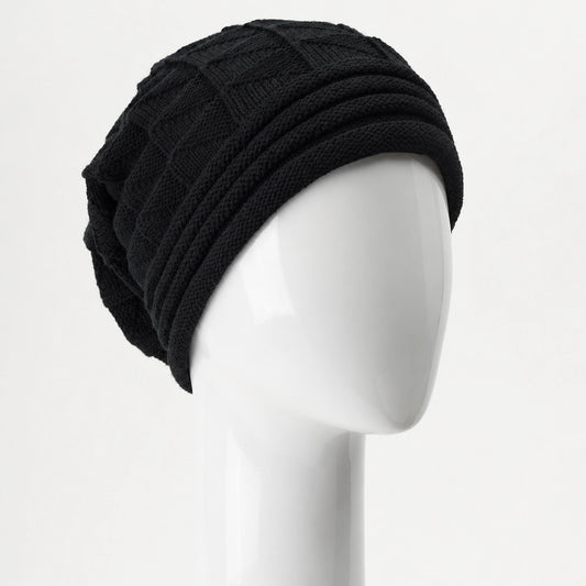 Bonnet hivernal en tricot noir Sibelle sur un mannequin, vue de trois quarts