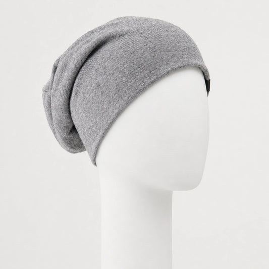 Bonnet chimio en tricot gris Sibelle sur fond blanc