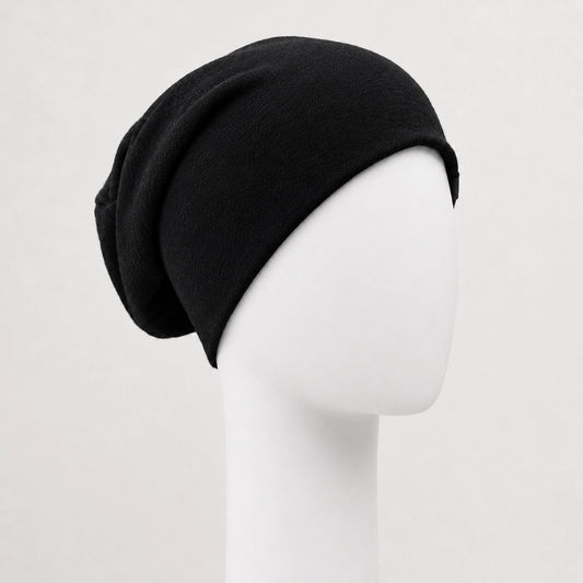 Bonnet chimio en tricot noir Sibelle sur fond blanc