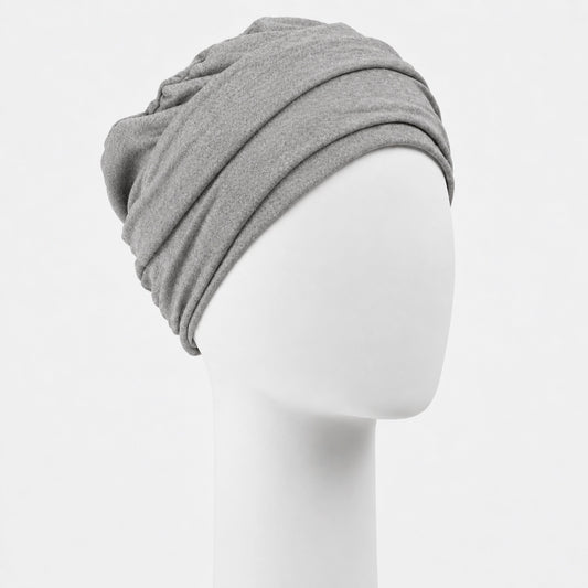 Bonnet twist Sibelle en tricot gris vue côté droit sur fond blanc
