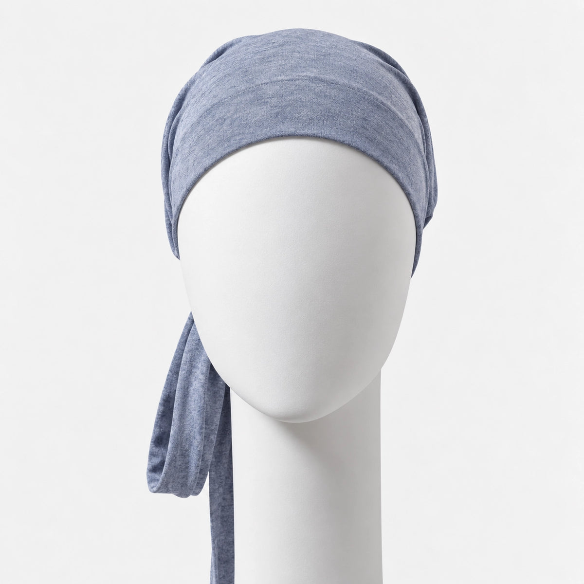 Foulard à corde Sibelle en tricot bleu vue de face sur fond blanc