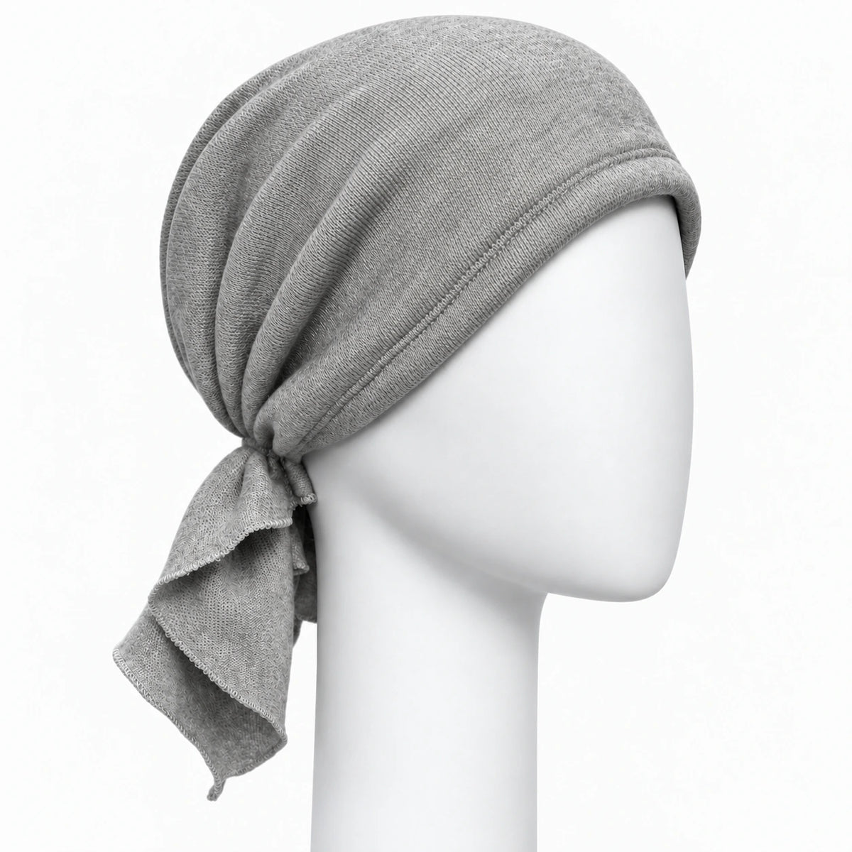 Foulard prénoué en tricot gris Sibelle. Sur fond blanc