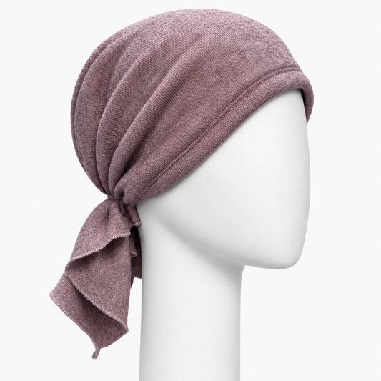 Foulard prénoué en tricot bleu Sibelle sur fond blanc
