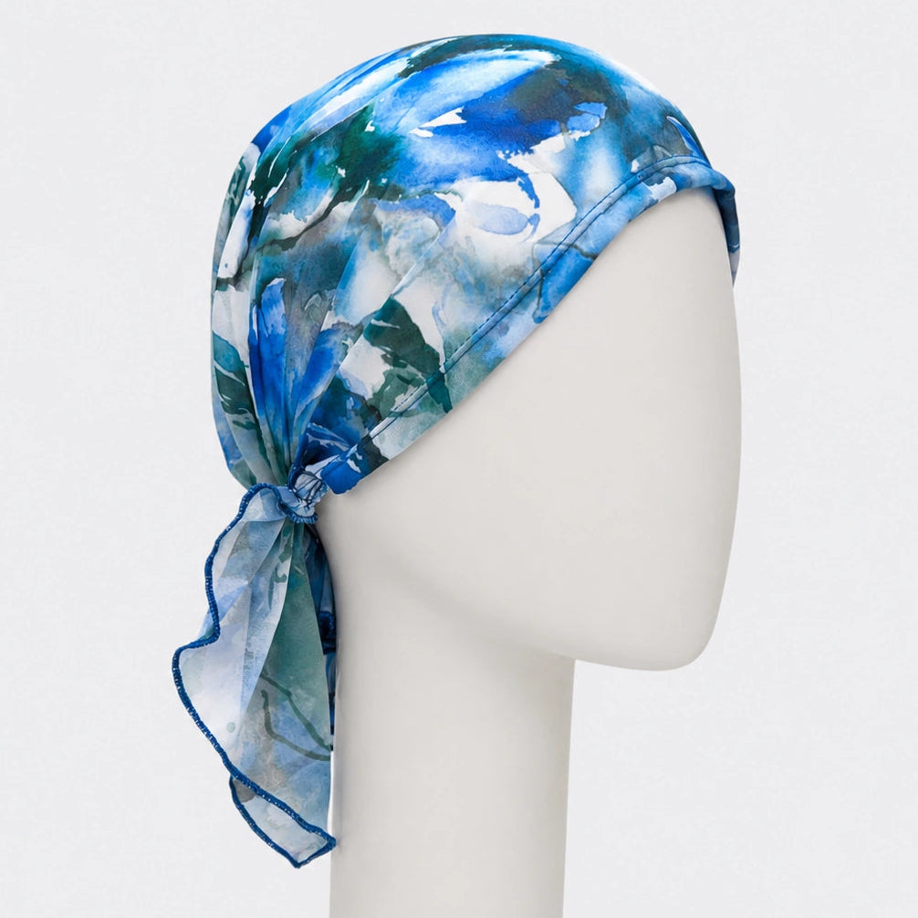 Foulard prénoué en chiffon fleurs bleues Sibelle sur fond blanc