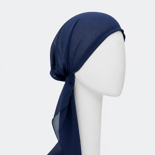 Foulard prénoué long en chiffon marine sur fond blanc