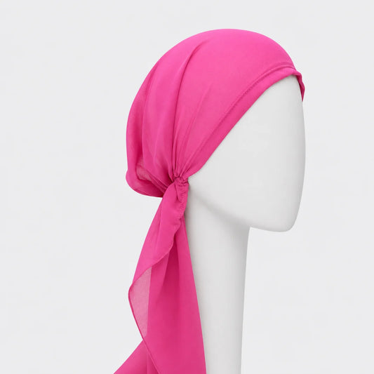 Foulard prénoué long en chiffon rose sur fond blanc