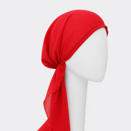 Foulard prénoué long en chiffon rouge sur fond blanc