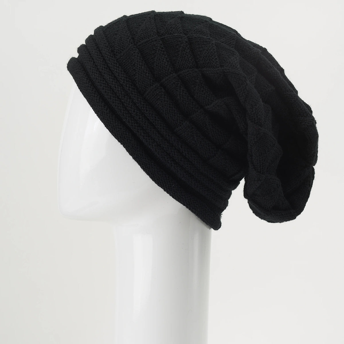 Bonnet hivernal en tricot noir Sibelle, style ample, vue de côté