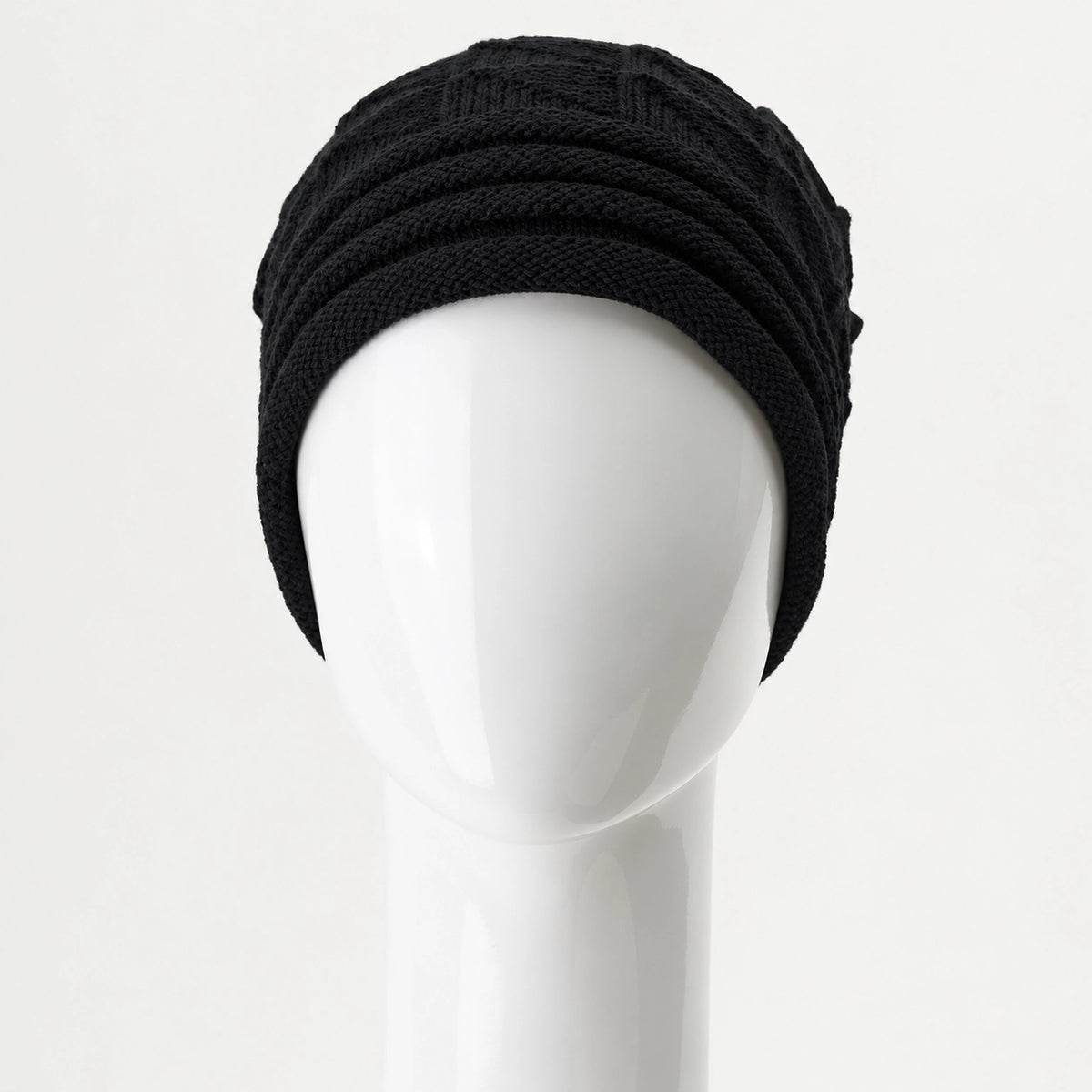 Bonnet hivernal en tricot noir Sibelle sur un mannequin, vue de face