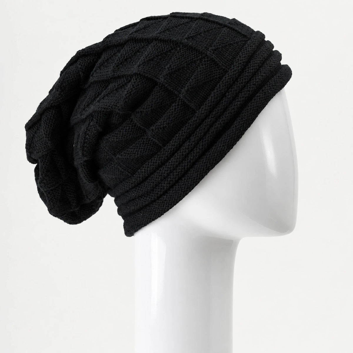 Bonnet hivernal en tricot noir Sibelle sur un mannequin, vue de profil