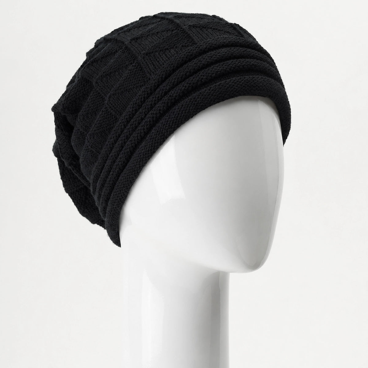 Bonnet hivernal en tricot noir Sibelle sur un mannequin, vue de trois quarts