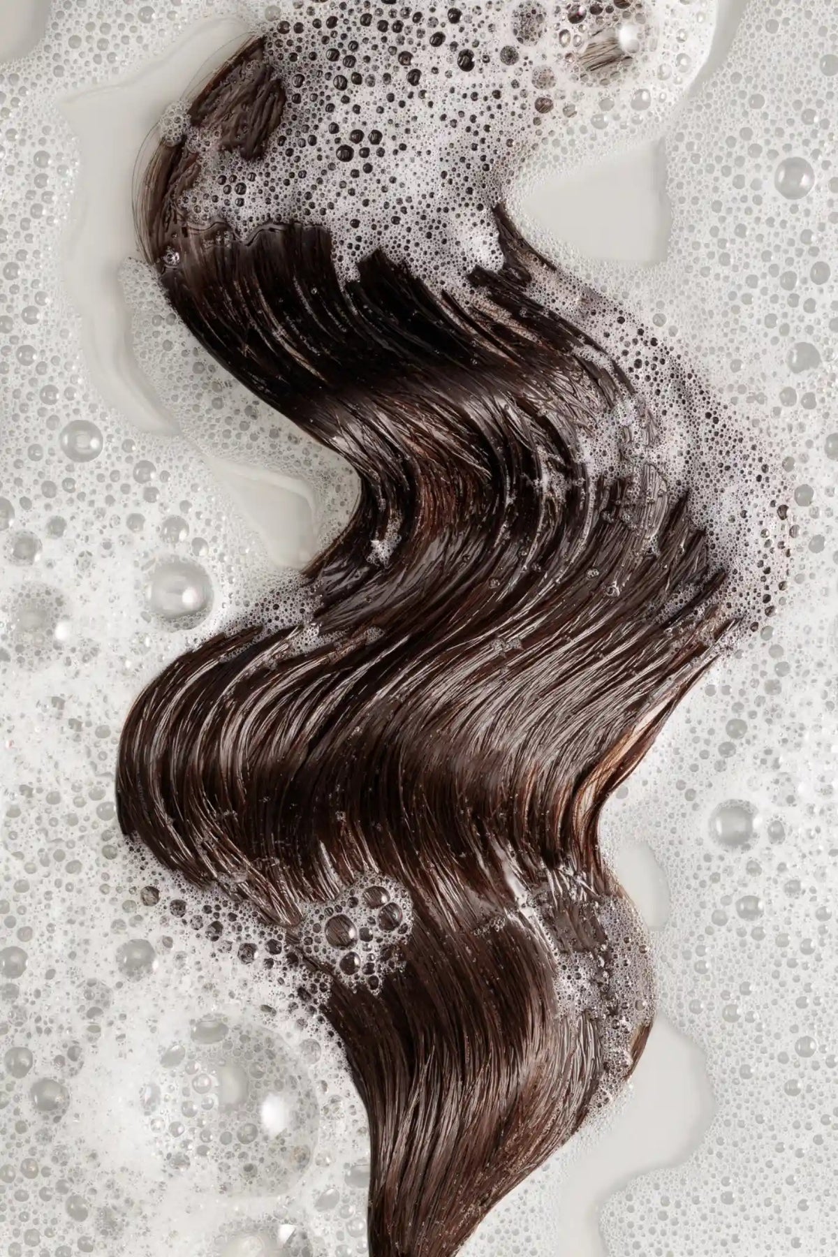 Bandeau de cheveux 15 pouces Sibelle dans de l'eau savonneuse.