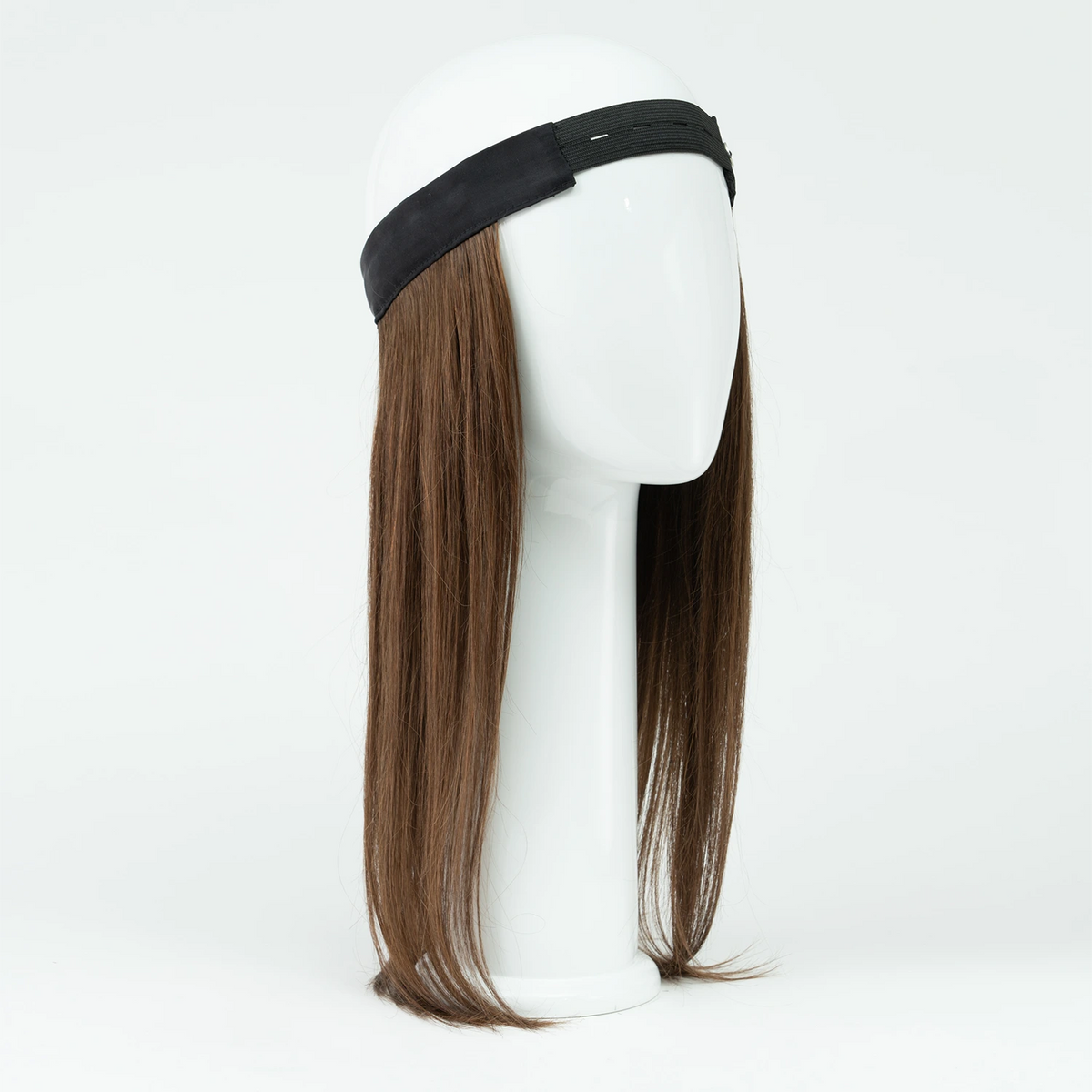 Un bandeau de cheveux naturels bruns de 15 pouces (perruque partielle) Sibelle présenté sur une tête de mannequin blanche, mettant en valeur la texture et la longueur des cheveux. Sur fond blanc