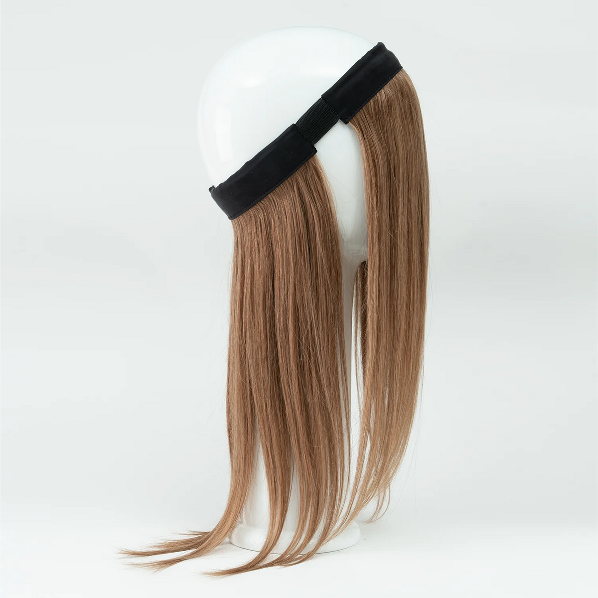 Un bandeau de cheveux naturels châtains tête complète (perruque partielle) Sibelle présenté sur une tête de mannequin blanche, mettant en valeur la texture et la longueur des cheveux. Sur fond blanc.Vue côté droit