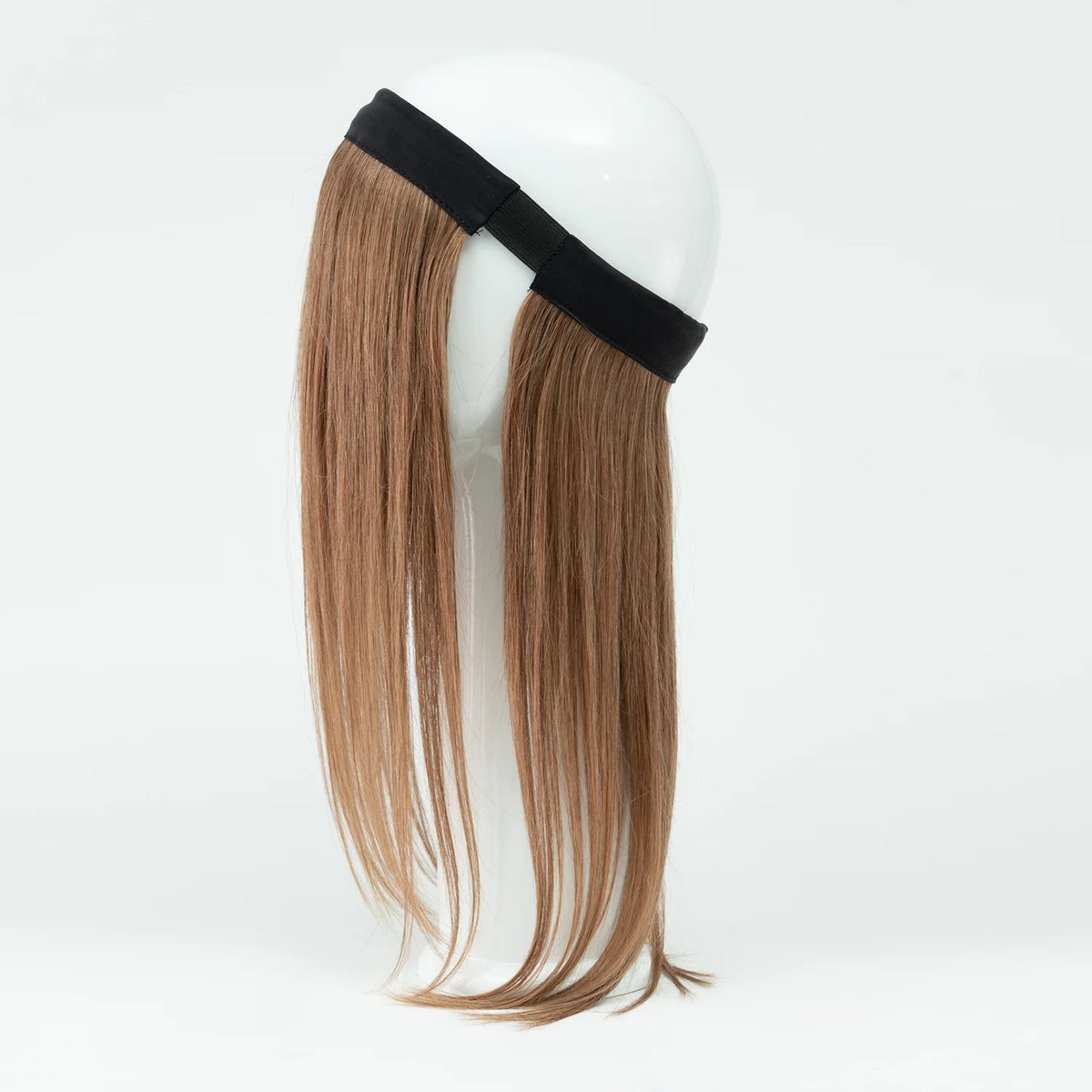 Un bandeau de cheveux naturels bruns tête complète (perruque partielle) Sibelle présenté sur une tête de mannequin blanche, mettant en valeur la texture et la longueur des cheveux. Sur fond blanc. Vue côté gauche