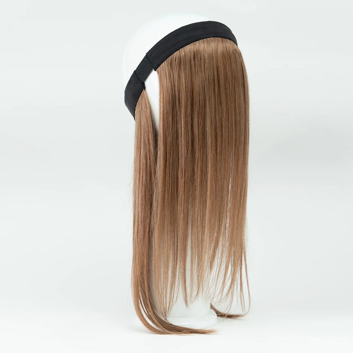 Un bandeau de cheveux naturels châtains tête complète (perruque partielle) Sibelle présenté sur une tête de mannequin blanche, mettant en valeur la texture et la longueur des cheveux. Sur fond blanc