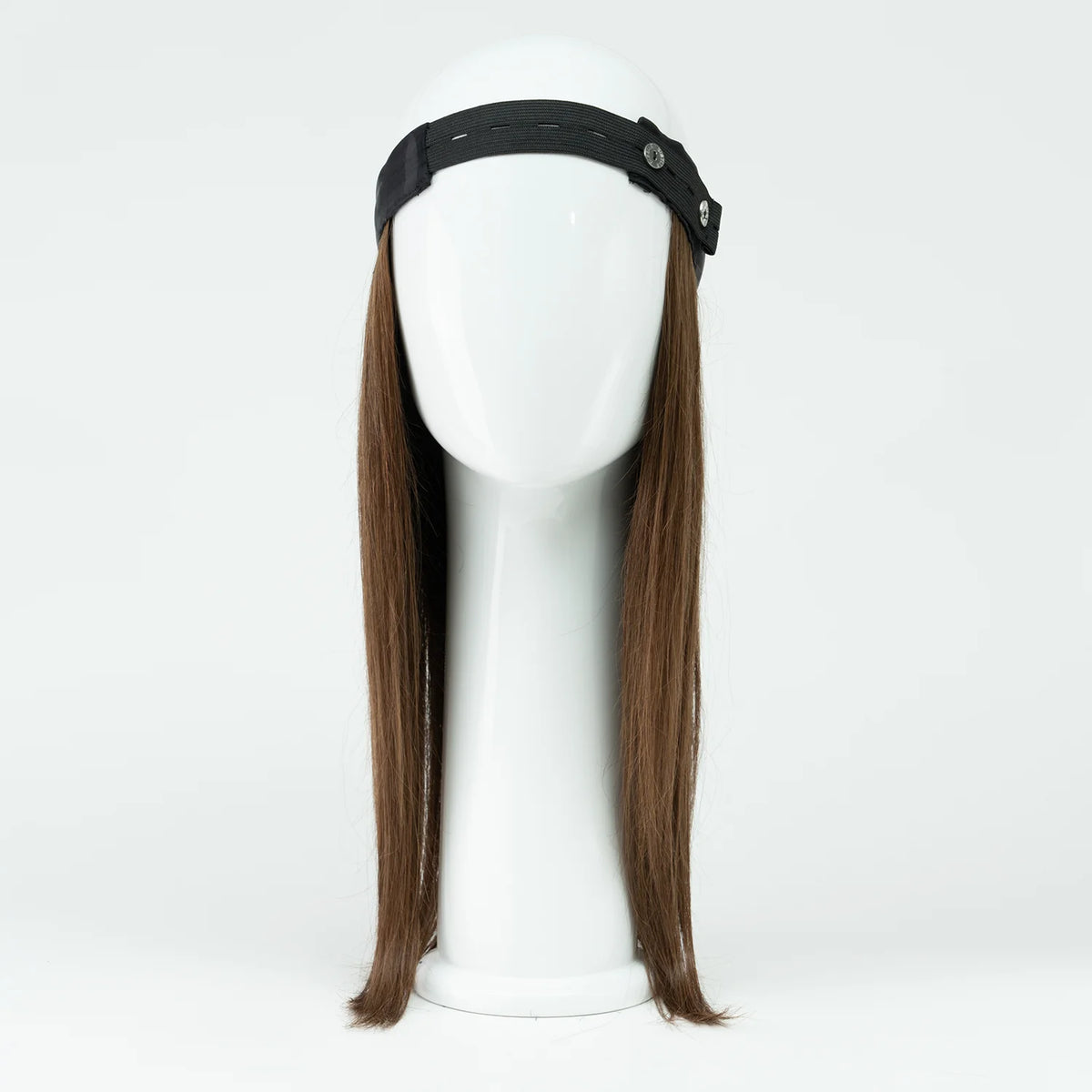 Un bandeau de cheveux naturels bruns de 15 pouces (perruque partielle) Sibelle présenté sur une tête de mannequin blanche, mettant en valeur la texture et la longueur des cheveux. Sur fond blanc. Vue de face
