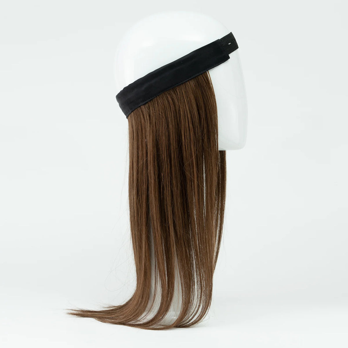 Un bandeau de cheveux naturels bruns de 15 pouces (perruque partielle) Sibelle présenté sur une tête de mannequin blanche, mettant en valeur la texture et la longueur des cheveux. Sur fond blanc. Vue côté droit