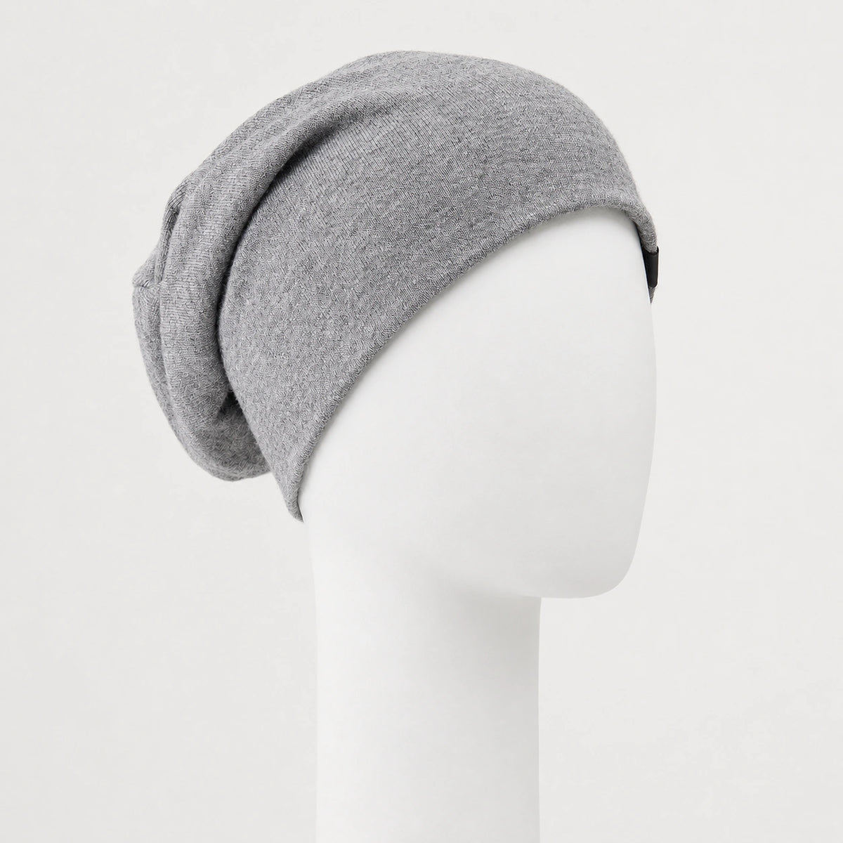 Bonnet chimio en tricot gris Sibelle sur fond blanc