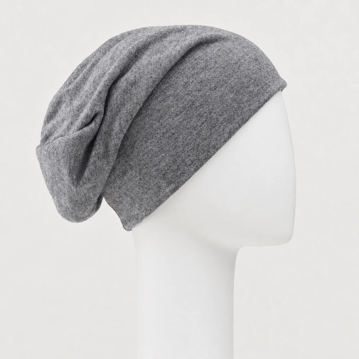 Bonnet chimio en tricot mauve Sibelle sur fond blanc vue côté droit