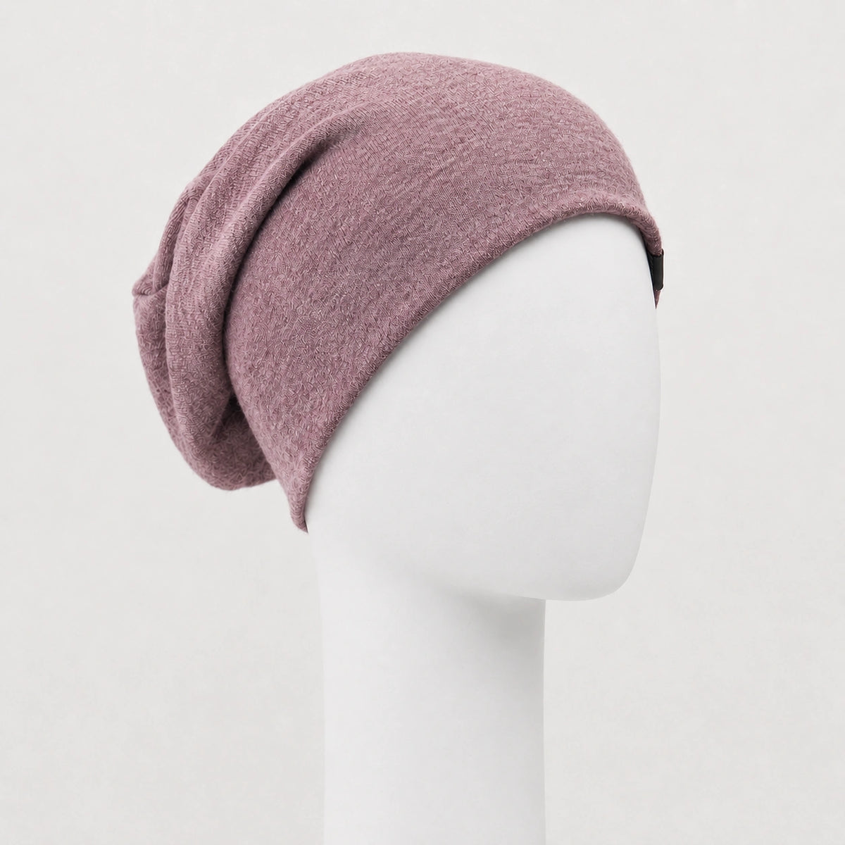 Bonnet chimio en tricot mauve Sibelle sur fond blanc