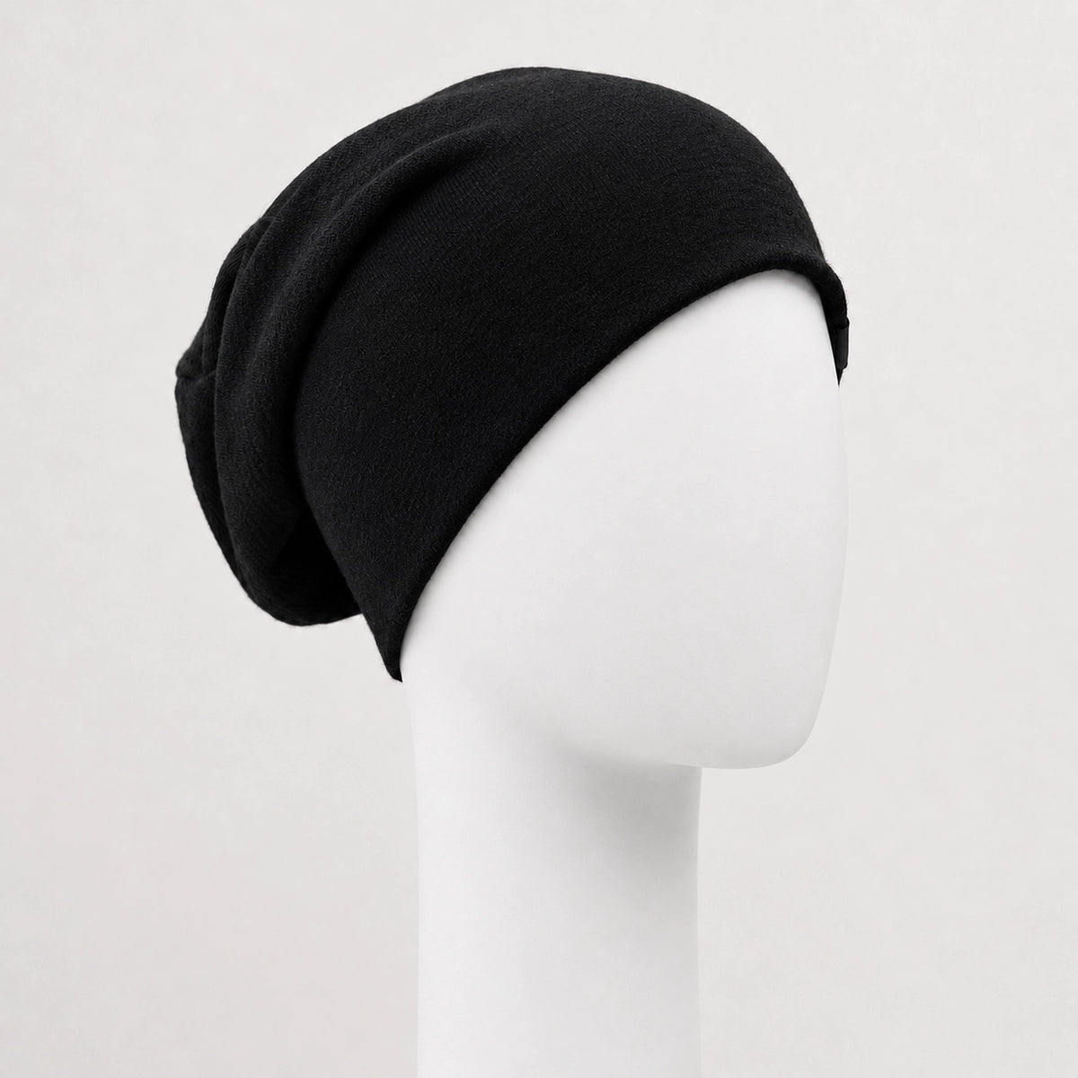 Bonnet chimio en tricot noir Sibelle sur fond blanc