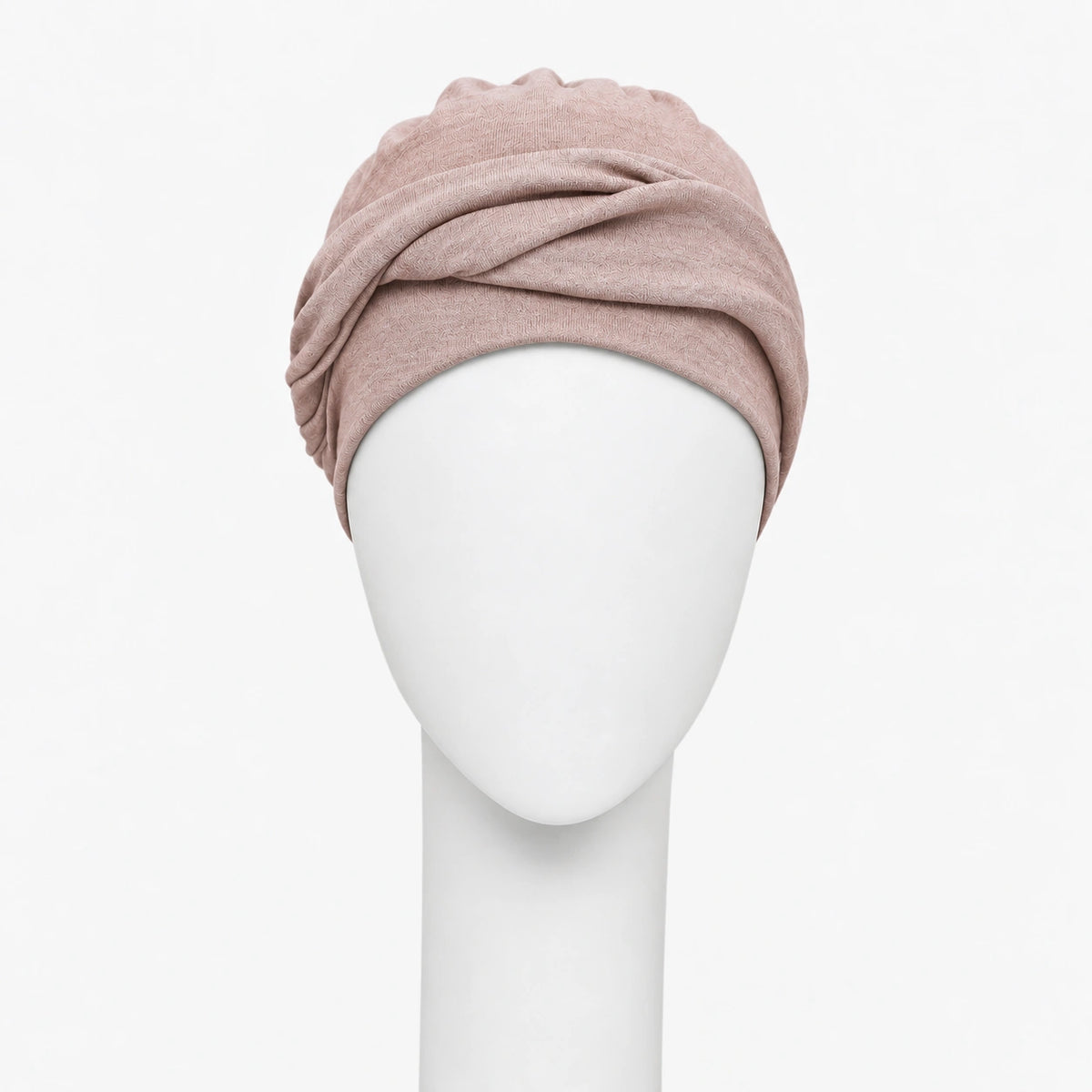 Bonnet twist Sibelle en tricot rose vue de face sur fond blanc