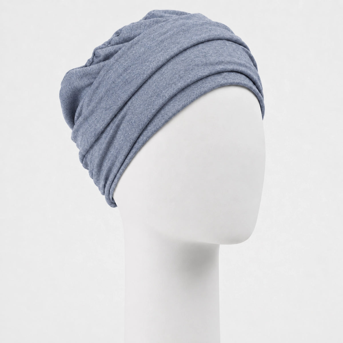 Bonnet twist Sibelle en tricot bleu vue côté droit sur fond blanc