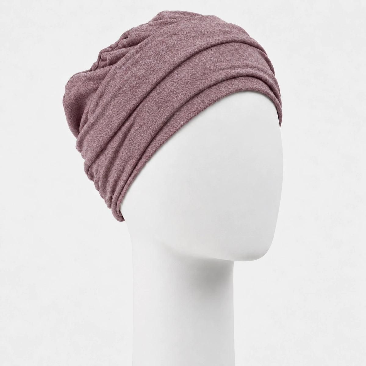 Bonnet twist Sibelle en tricot mauve vue côté droit sur fond blanc