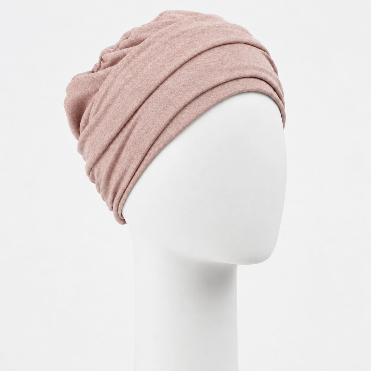 Bonnet twist Sibelle en tricot rose vue côté droit sur fond blanc