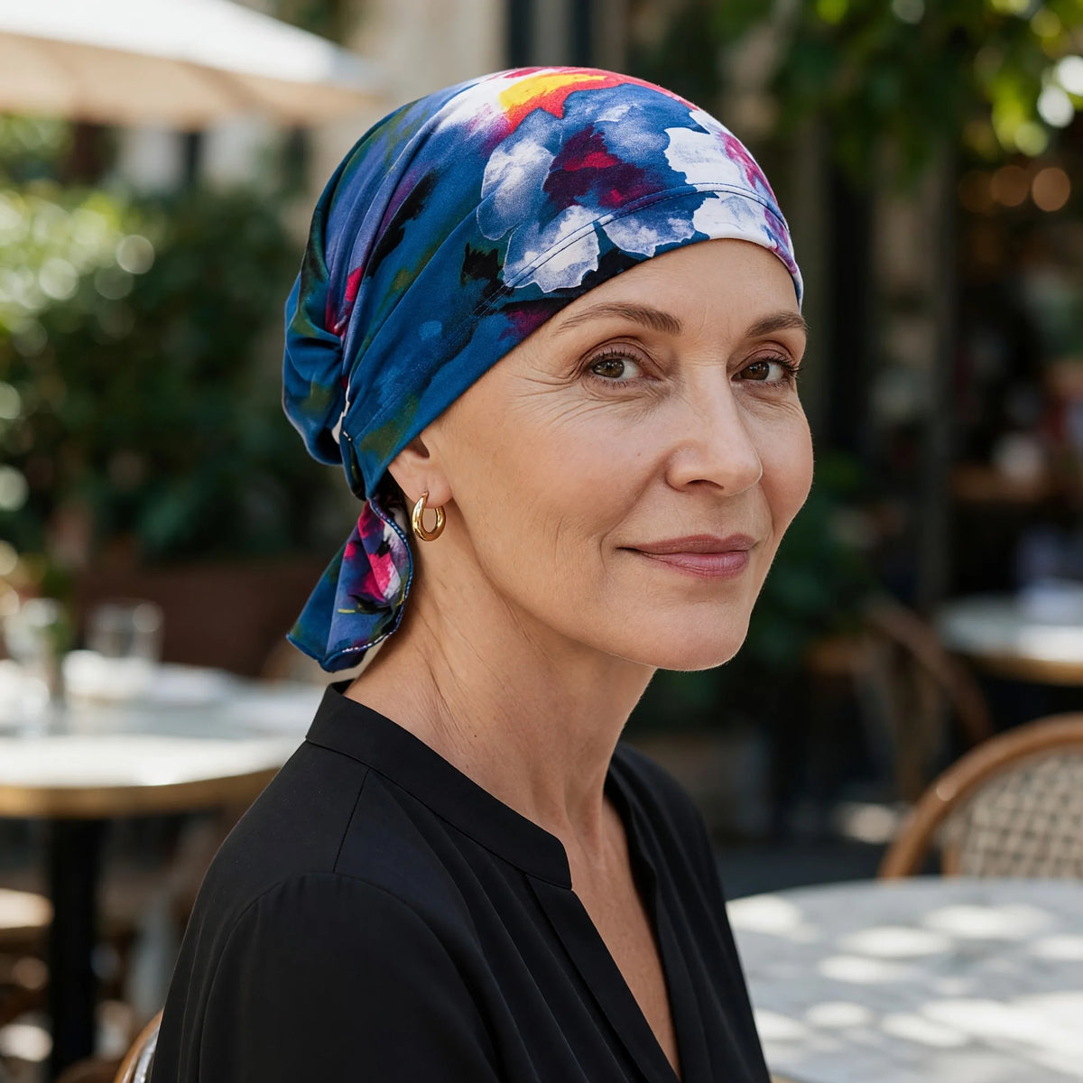 Femme confronté à la perte de ses cheveux du au cancer ou à la chimiothérapie portant un foulard sérénité fleurs bleues