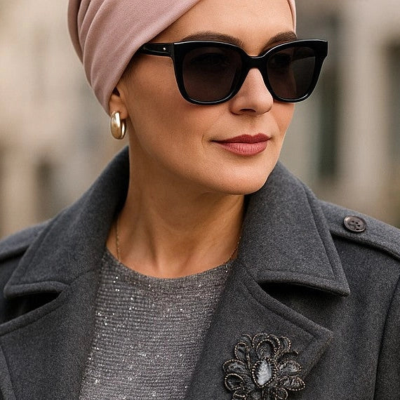 Femme vivant avec une perte de cheveux du au cancer ou à la chimio classique Sibelle en bambou rose avec des lunettes soleil à l'extérieur