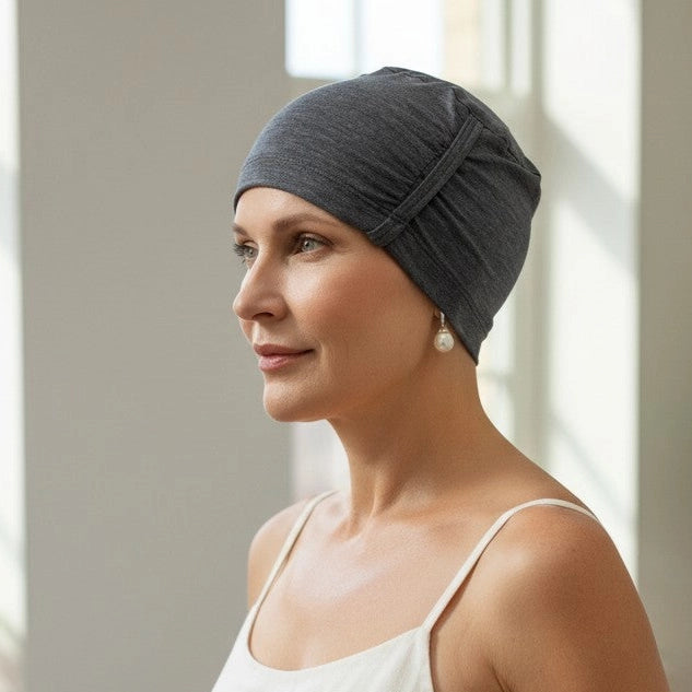 Femme vivant avec une perte de cheveux du au cancer ou à la chimiothérapie avec un bonnet de nuit en bambou gris Sibelle à l'inérieur