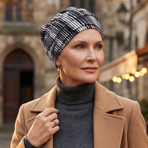 Femme vivant avec une perte de cheveux du au cancer ou à la chimiothérapie avec un bonnet twist zebre Sibelle en ville