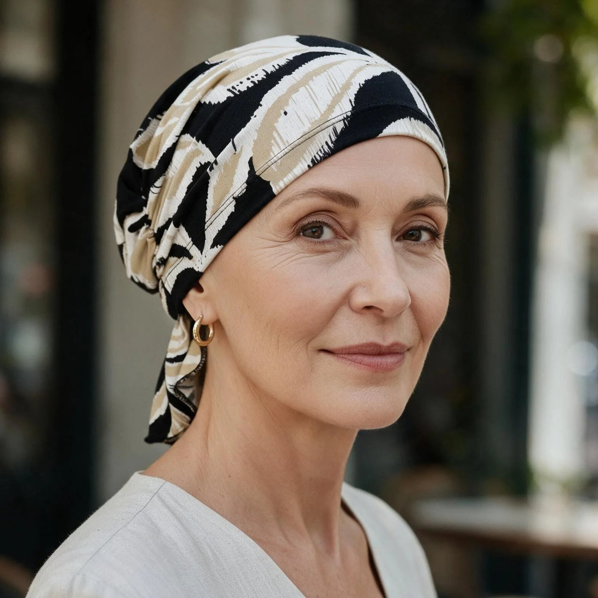 Femme confronté à la perte de ses cheveux du au cancer ou à la chimiothérapie portant un foulard sérénité palmier noir