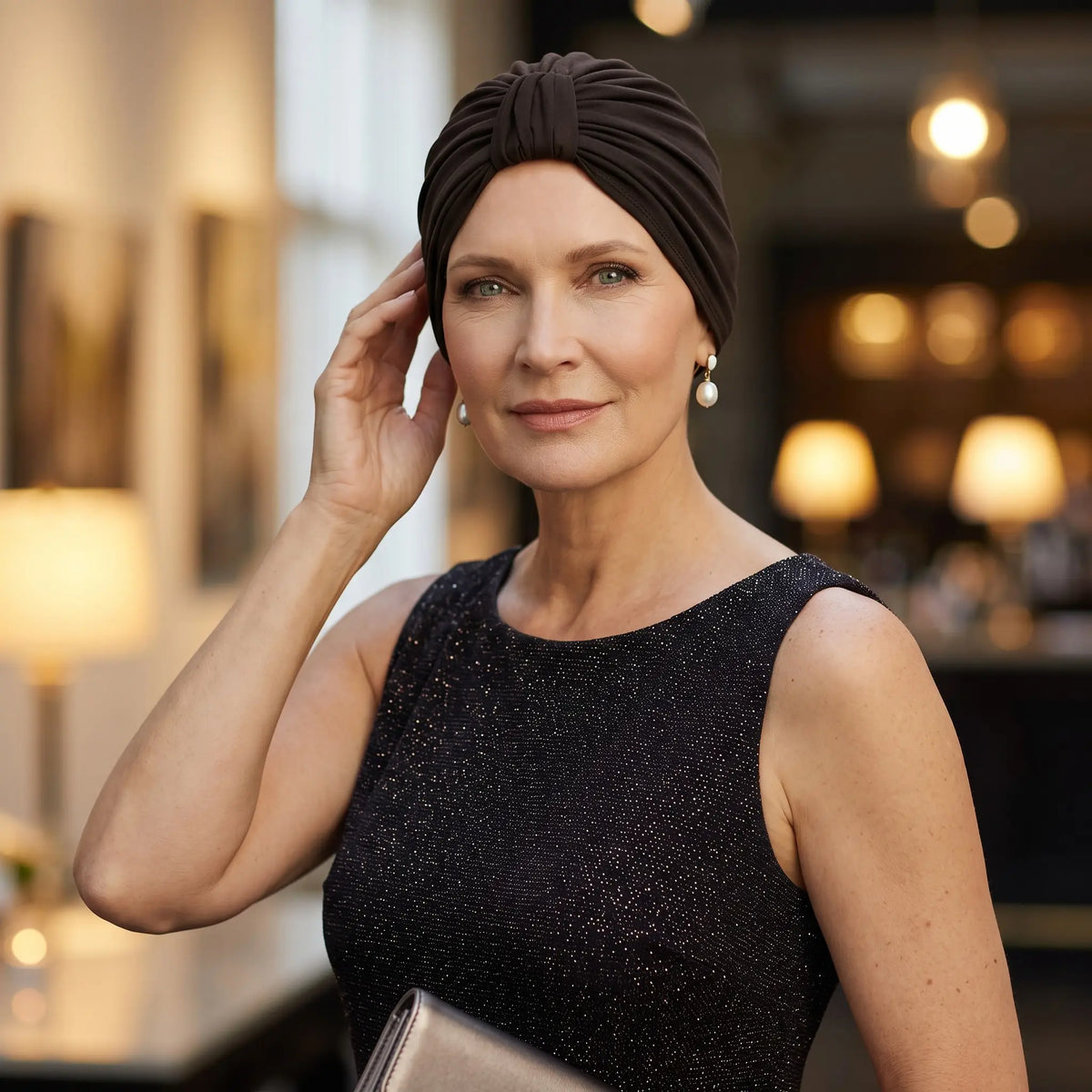 Femme vivant avec une perte de cheveux du au cancer ou à la chimiothérapie avec un turban urbain en bambou brun Sibelle en ville