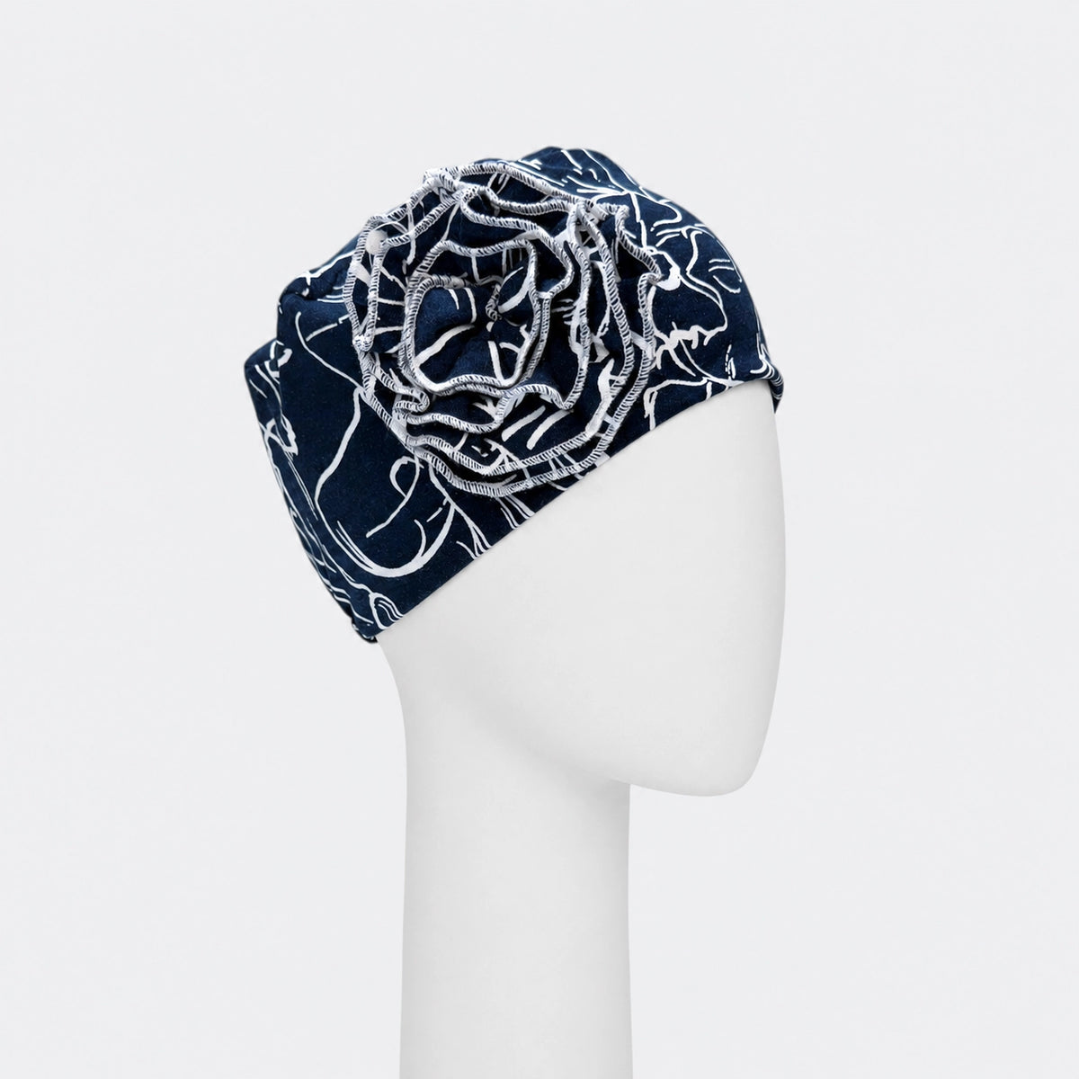 Bonnet flora Sibelle darcy bleu sur fond blanc
