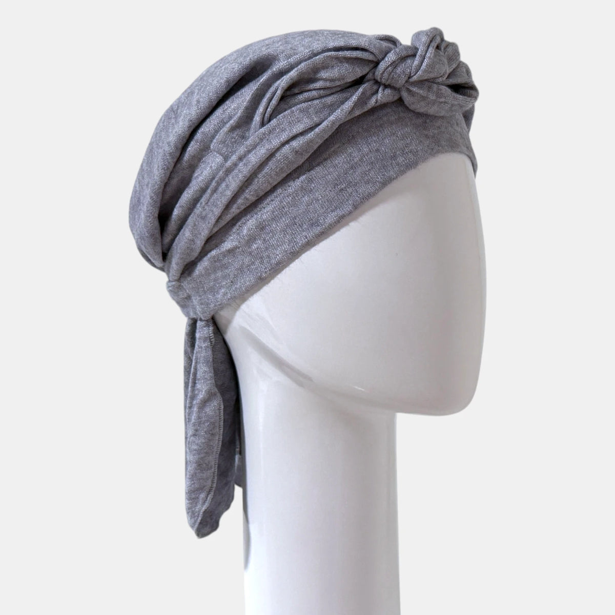 Foulard à corde Sibelle en tricot gris avec nouage en boucle sur la tête vue côté droit sur fond blanc 