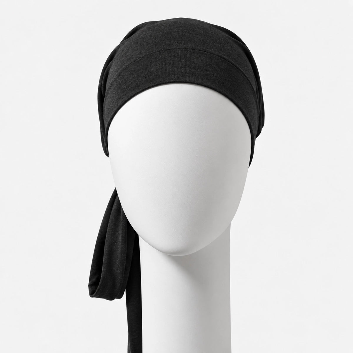 Foulard à corde Sibelle en tricot noir vue de face sur fond blanc