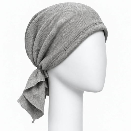 Foulard prénoué en tricot gris Sibelle. Sur fond blanc