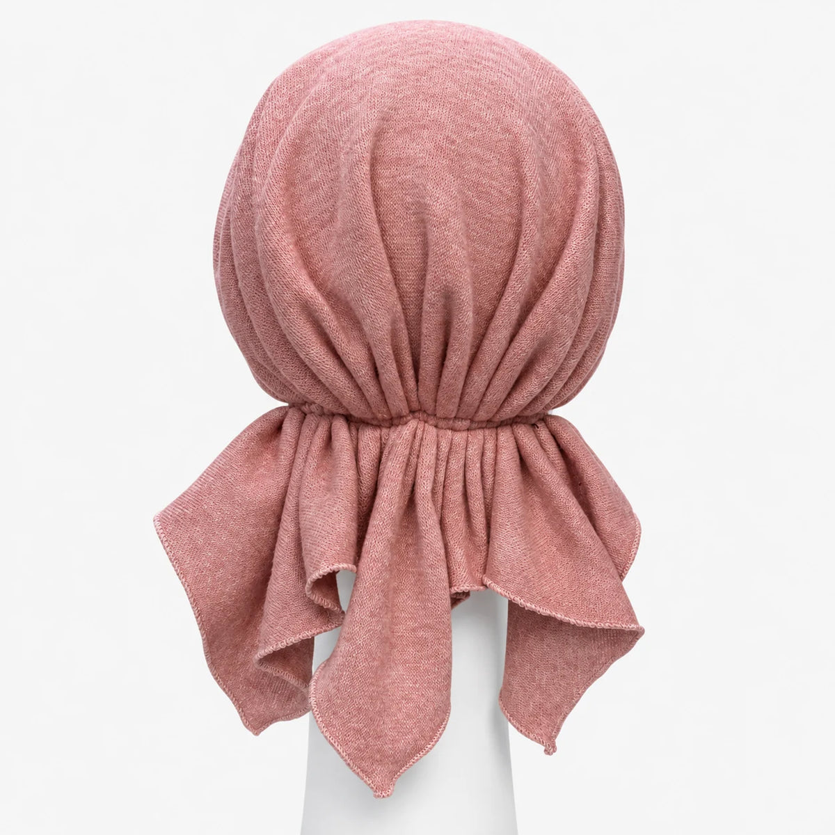 Foulard prénoué en tricot rose Sibelle. Vue de dos sur fond blanc.