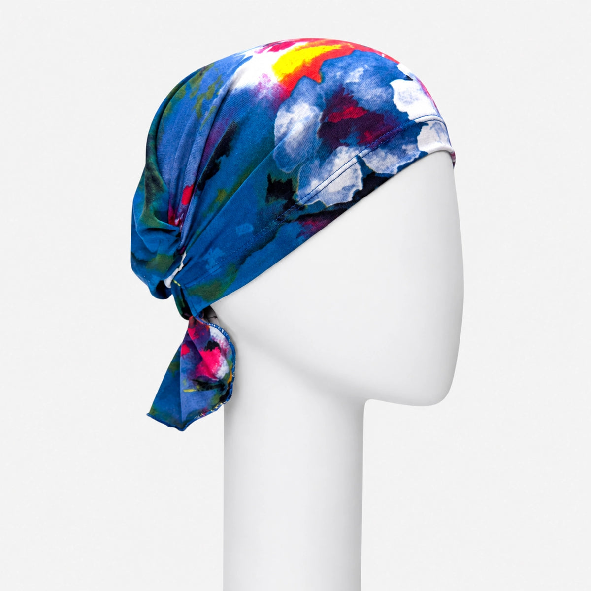 Foulard Sérénité fleurs bleues Sibelle sur fond blanc