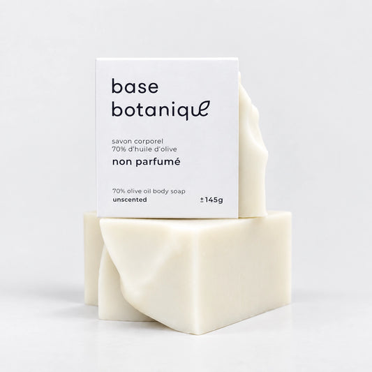 Savon à l'huile d'olive non parfumé Base Botanique sur fond blanc