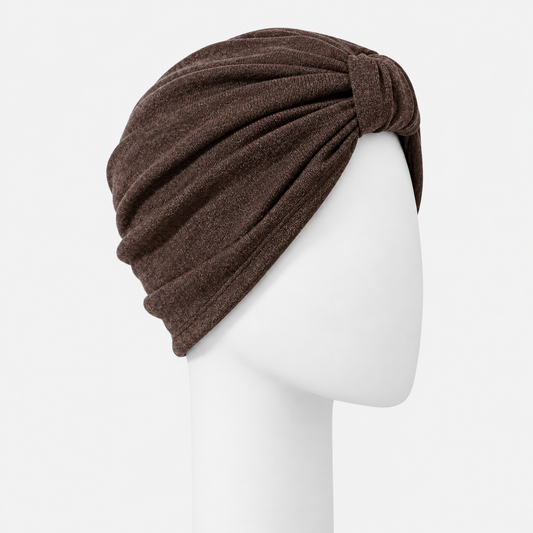 Turban urbain en tricot brun Sibelle sur fond blanc