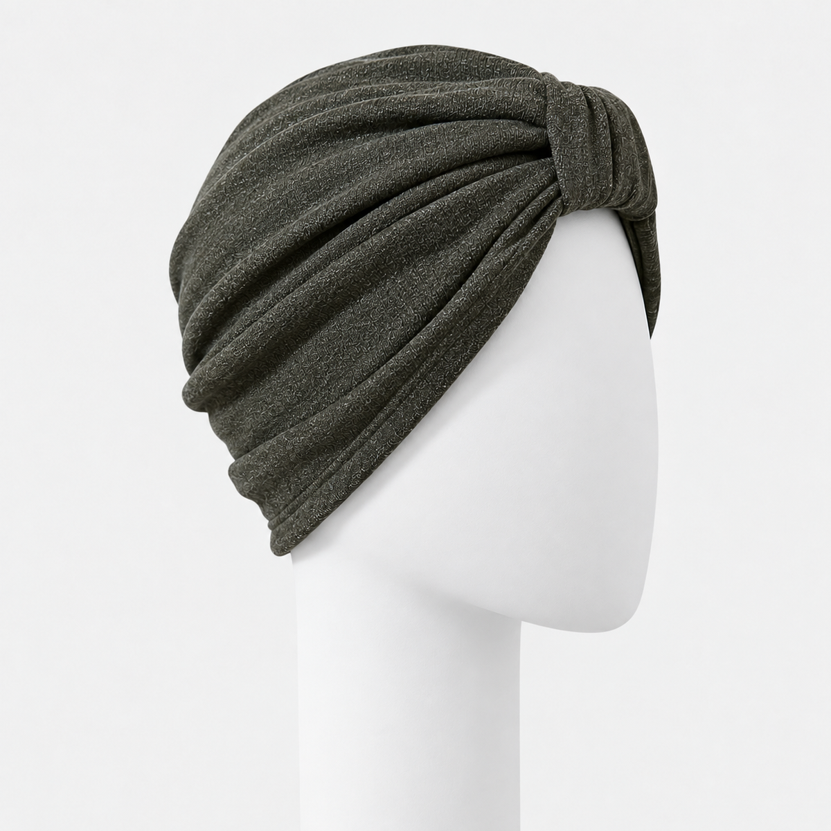 Turban urbain en tricot vert Sibelle sur fond blanc