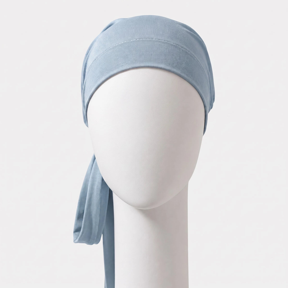 Foulard à corde en bambou bleu Sibelle sur fond blanc