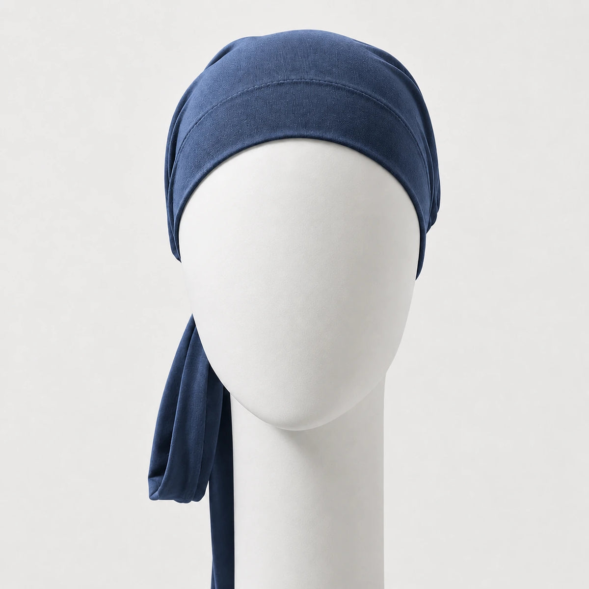 Foulard à corde en bambou bleu capitaine Sibelle sur fond blanc