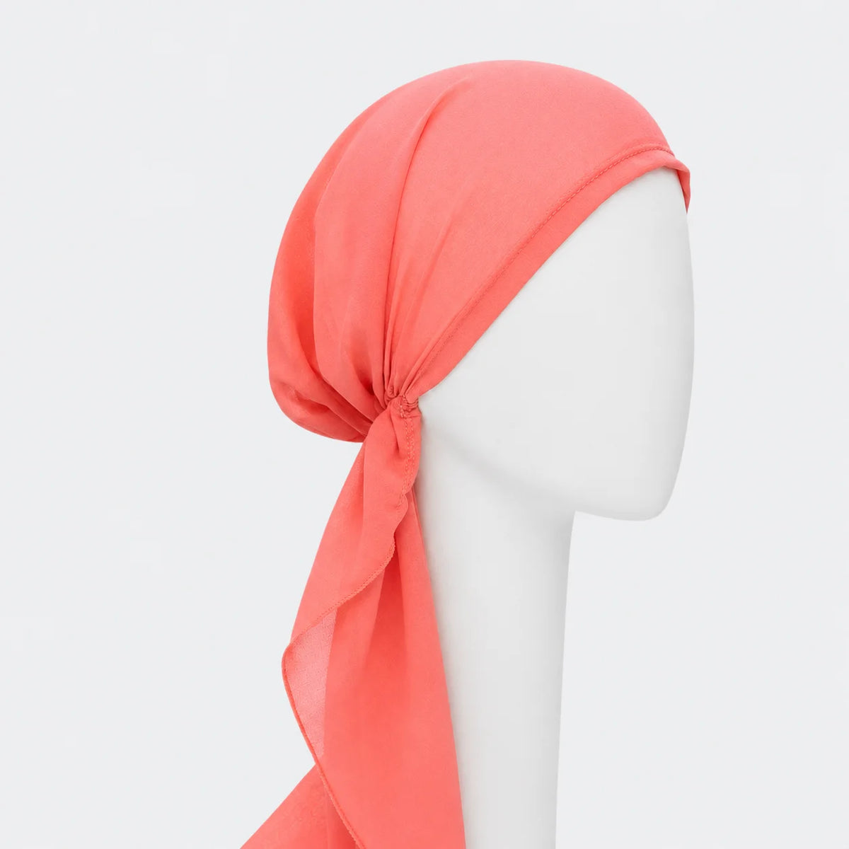 Foulard prénoué long en chiffon corail sur fond blanc