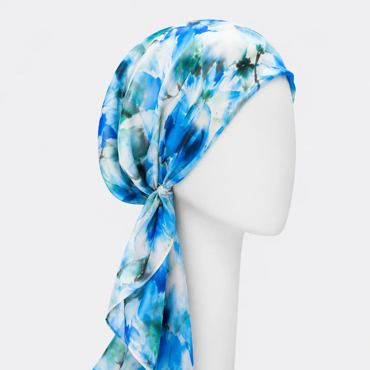 Foulard prénoué long en chiffon fleurs bleues sur fond blanc