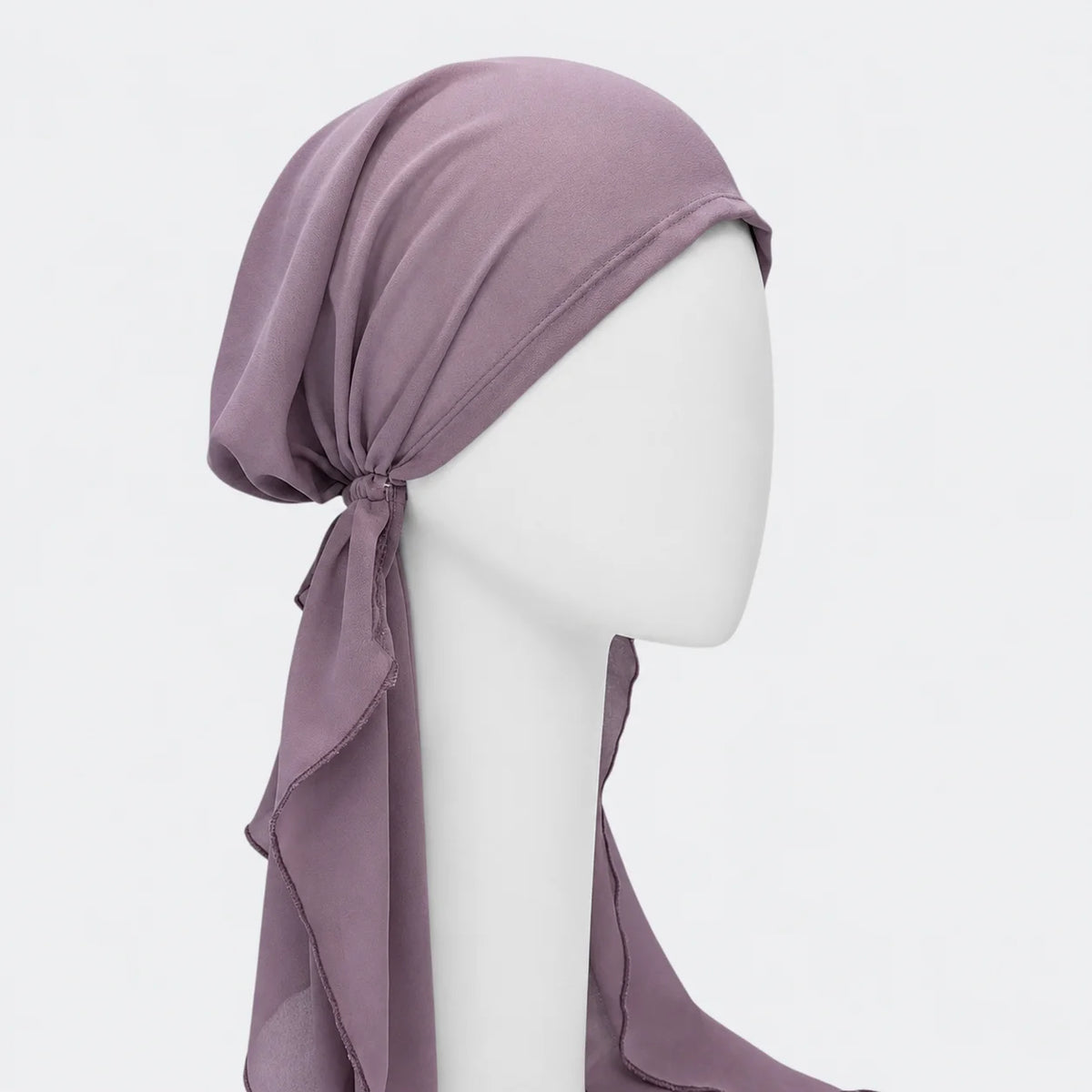 Foulard prénoué long en chiffon lavande sur fond blanc